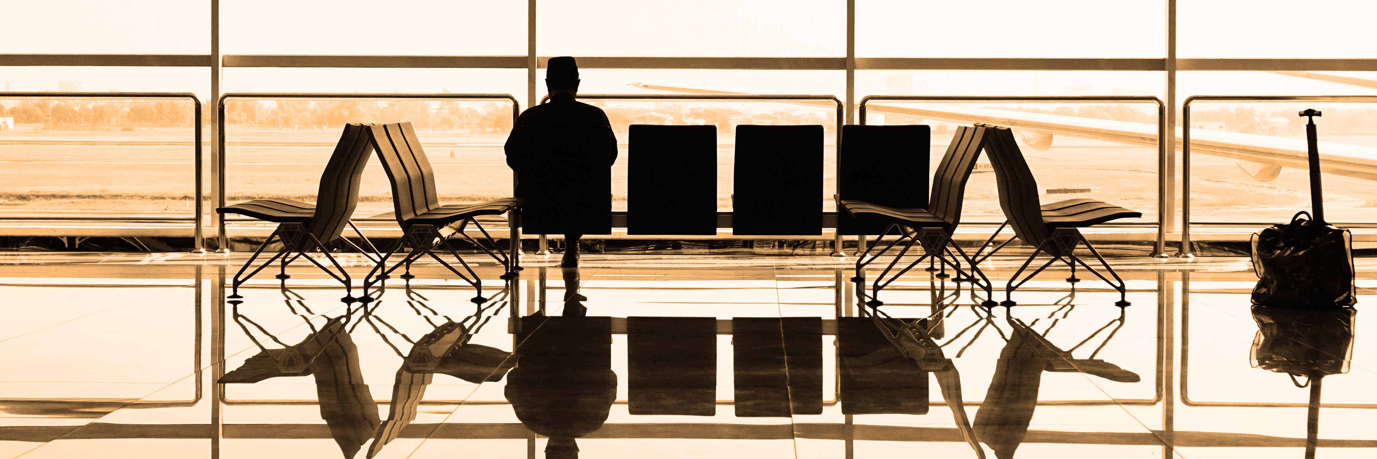 Persona che aspetta l'aereo con bagaglio a mano