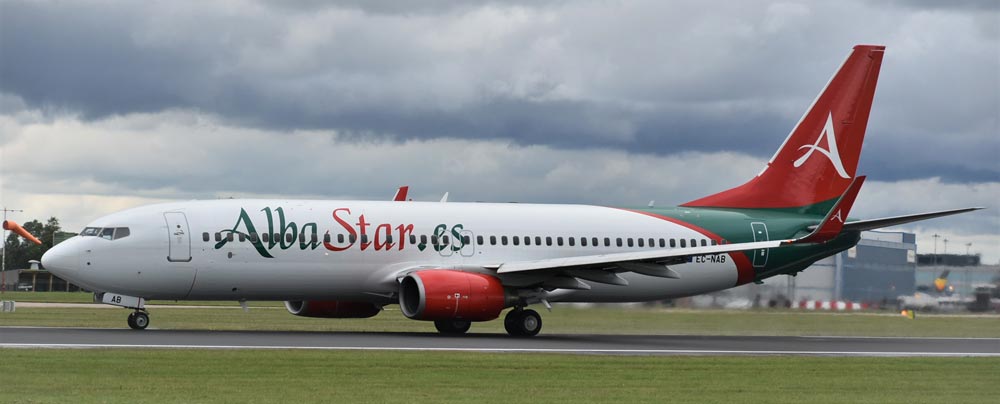 aeroplano albastar sulla pista di decollo