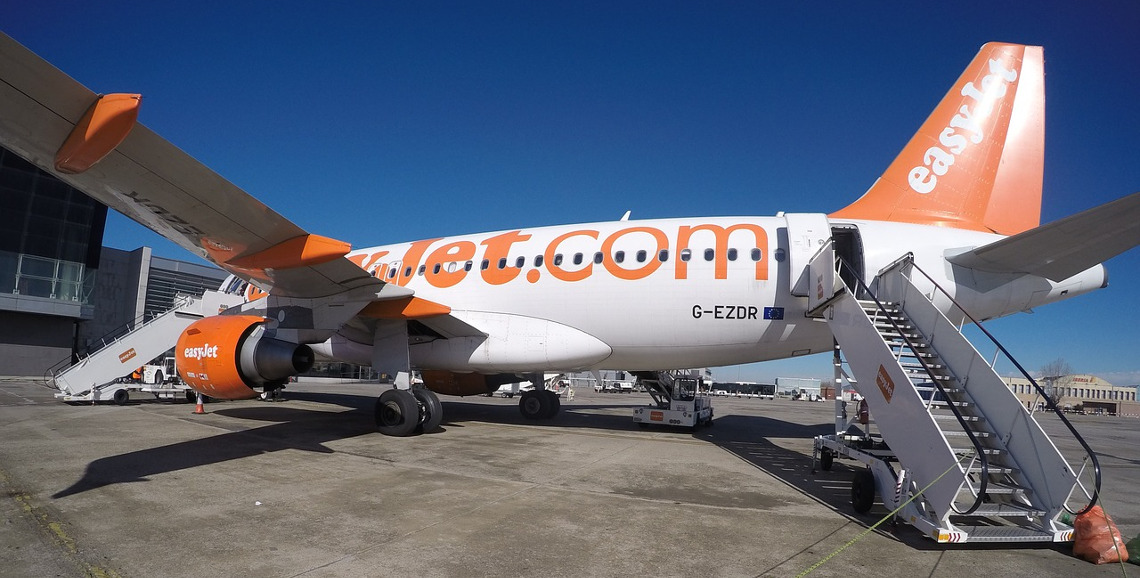 aeroplano easyjet in attesa dei passeggeri