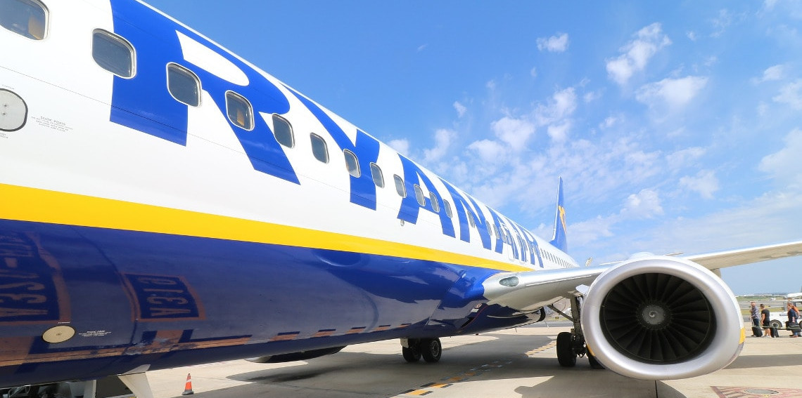 aeroplano ryanair fermo in pista di atterraggio