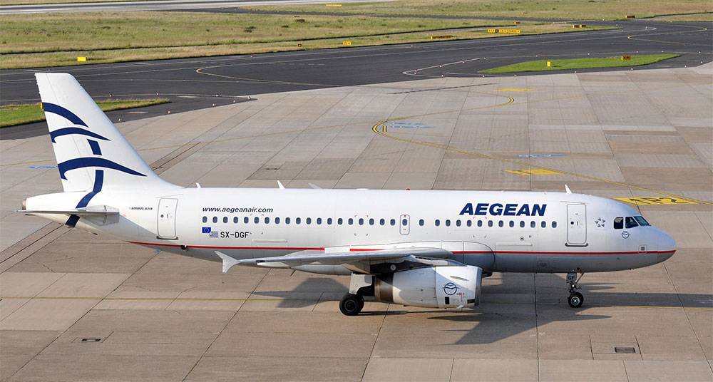 aeroplano aegean fermo sulla pista