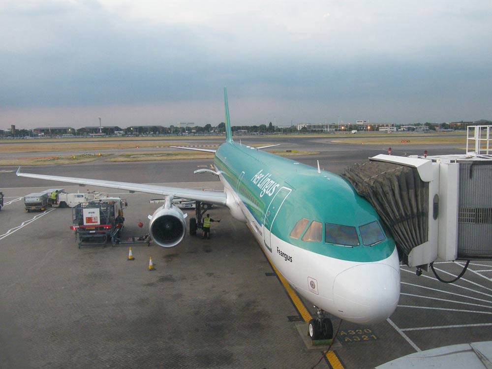 aeroplano aer lingus mentre carica i passeggeri