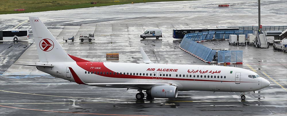aeroplano air algerie fermo sulla pista