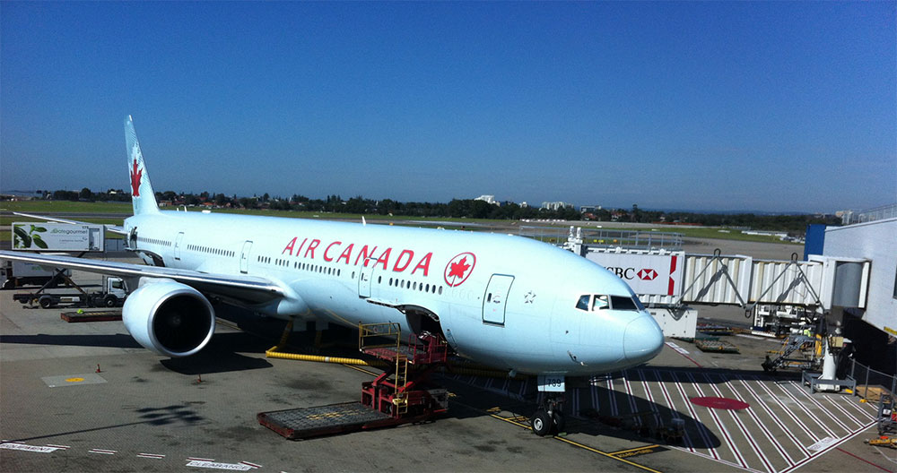 aeroplano air canada in attesa dei passeggeri