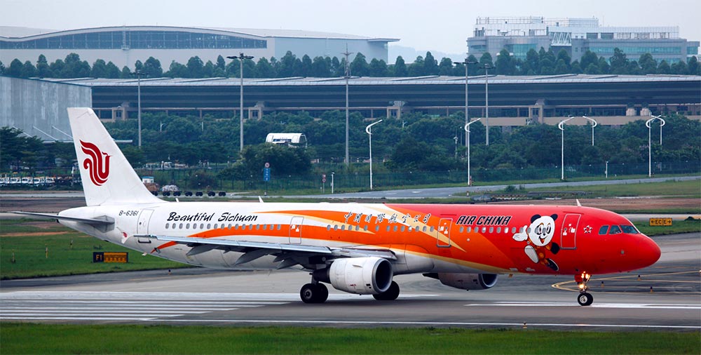 aeroplano air china sulla pista di atterraggio