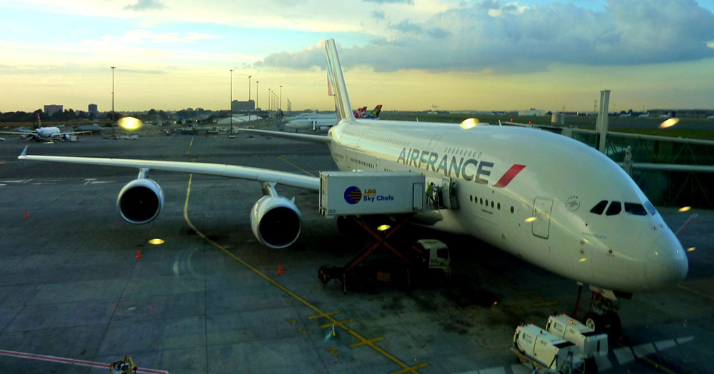 aeroplano air france mentre carica i bagagli in stiva