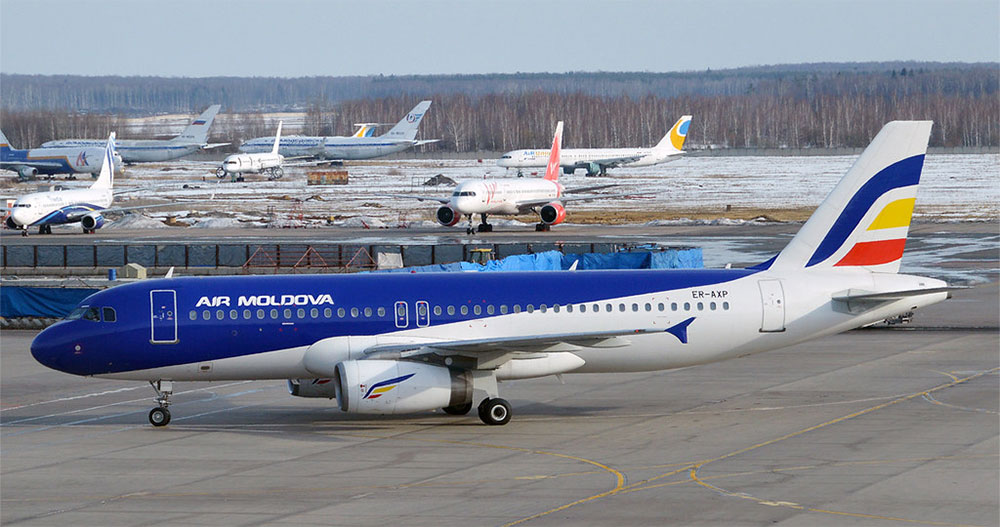 aeroplano air moldova fermo sulla pista