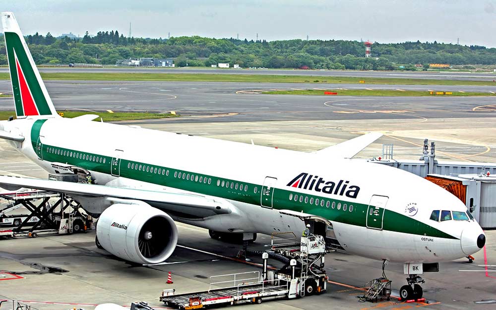 aeroplano alitalia in attesa dei passeggeri