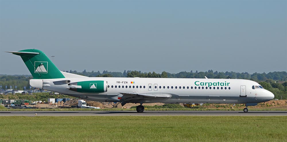 aeroplano carpatair fermo sulla pista