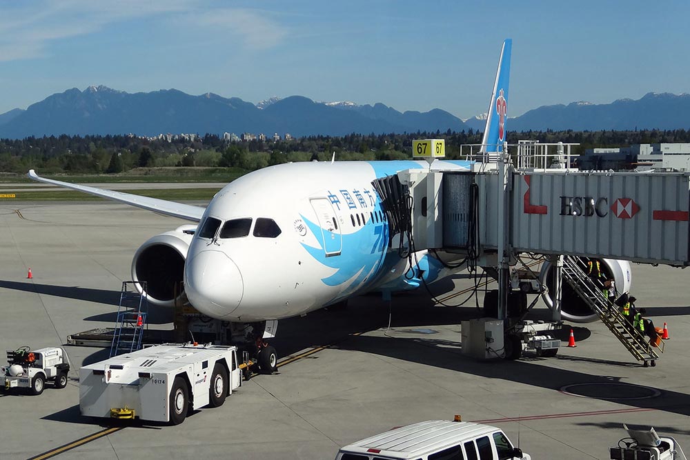 aeroplano China Southern Airlines mentre carica i passeggeri