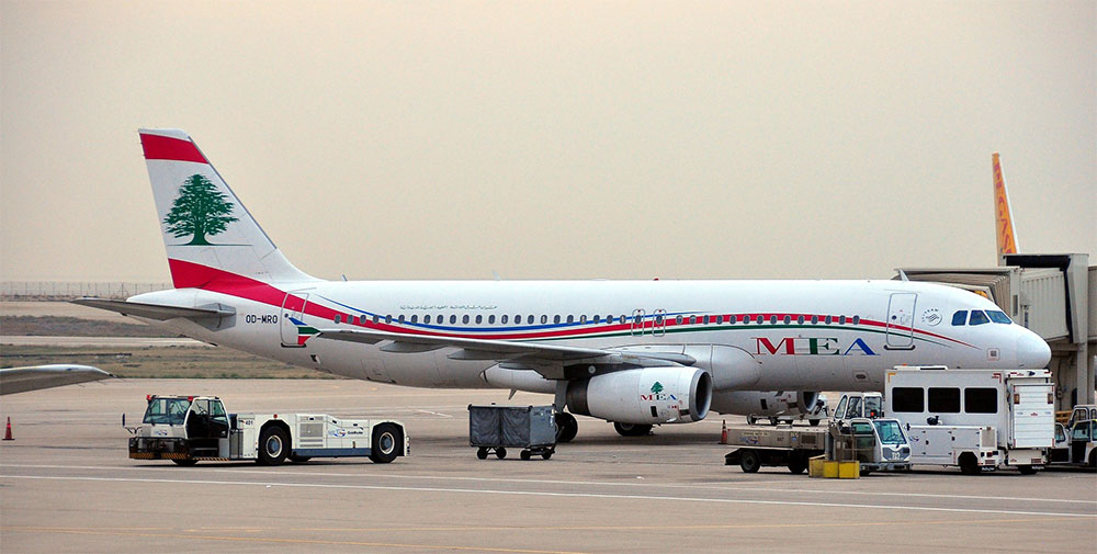 aeroplano MEA mentre carica i passeggeri