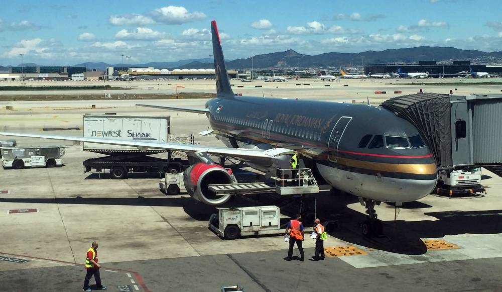 aeroplano royal jordanian mentre carica i bagagli