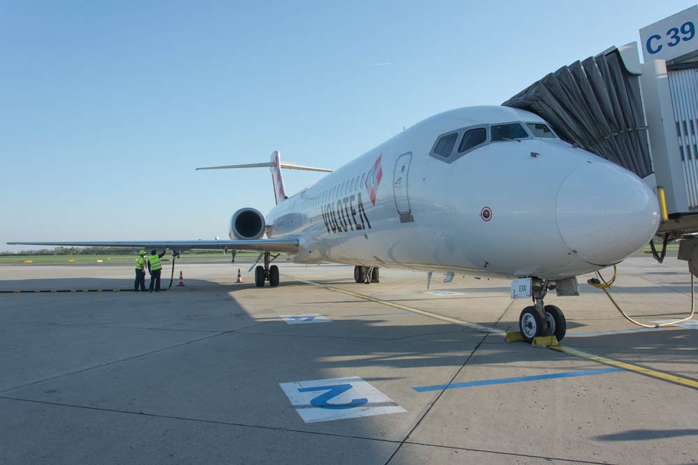 aeroplano volotea in attesa dei passeggeri