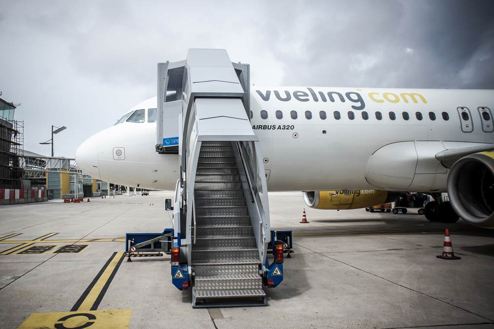 aeroplano vueling in attesa dei passeggeri