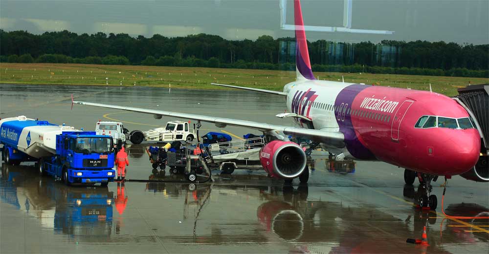 aeroplano easyjet in attesa dei passeggeri