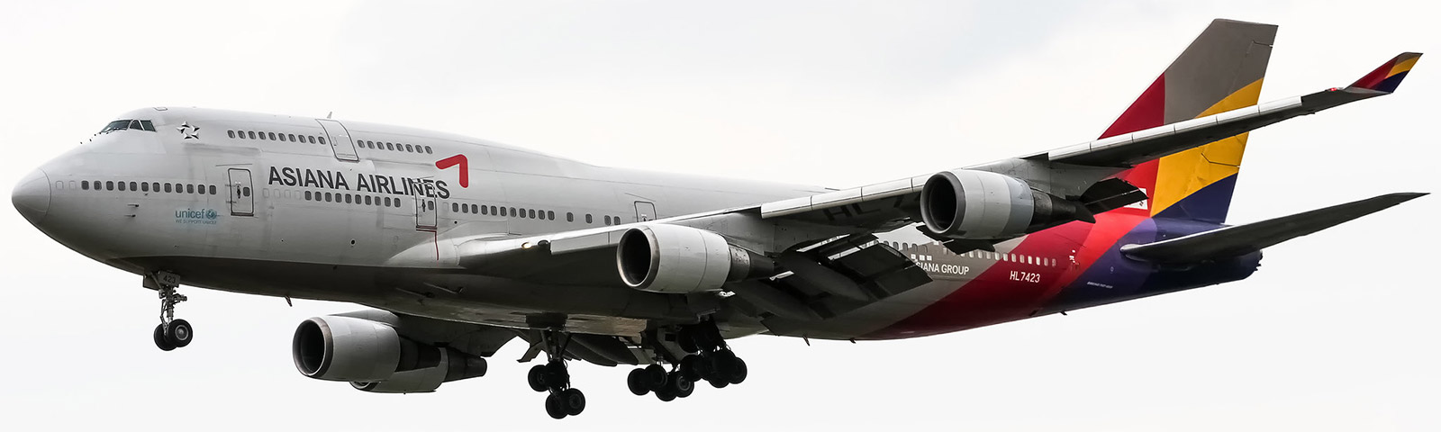 aeroplano in decollo della compagnia Asiana Airlines