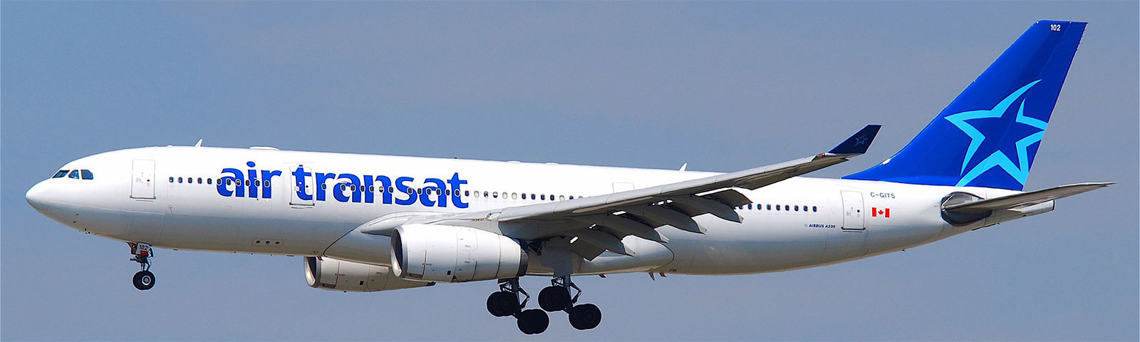 aeroplano in decollo della compagnia air transat