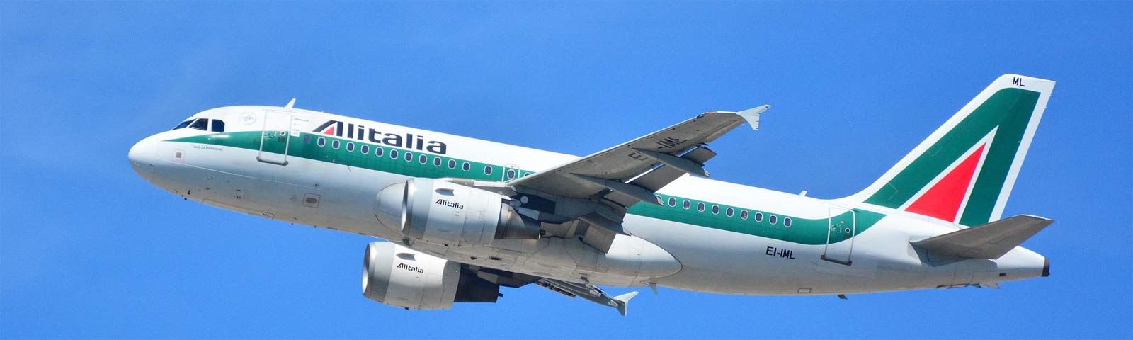 aeroplano in decollo della compagnia alitalia