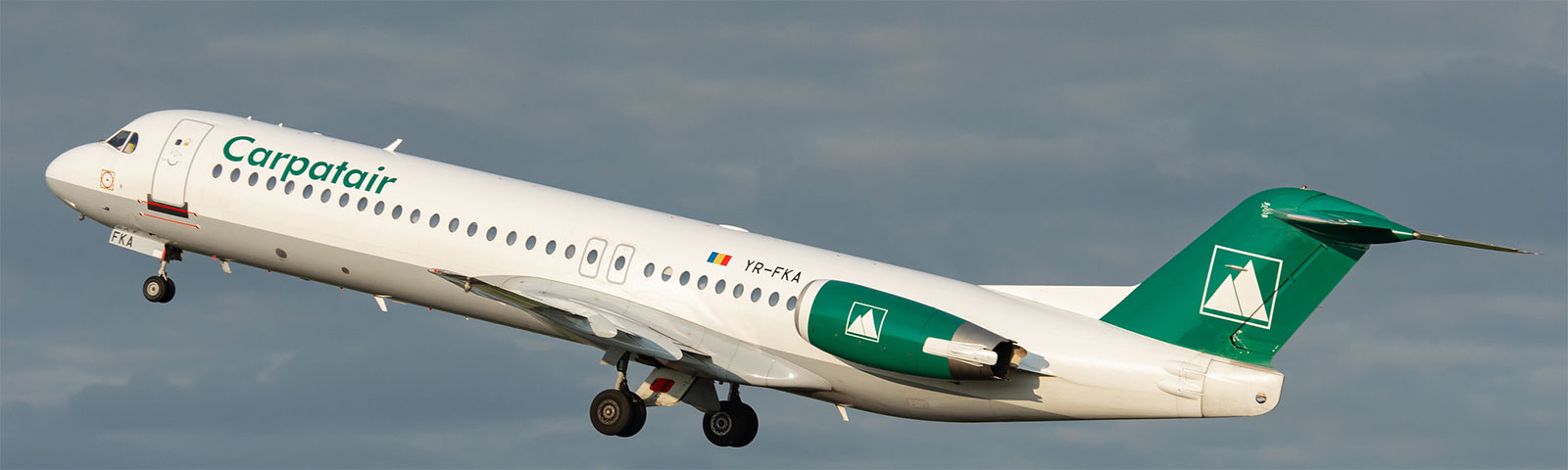 aeroplano della compagnia carpatair in decollo