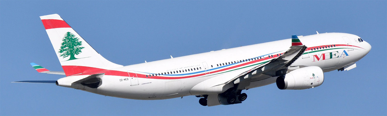 aeroplano in decollo della compagnia MEA