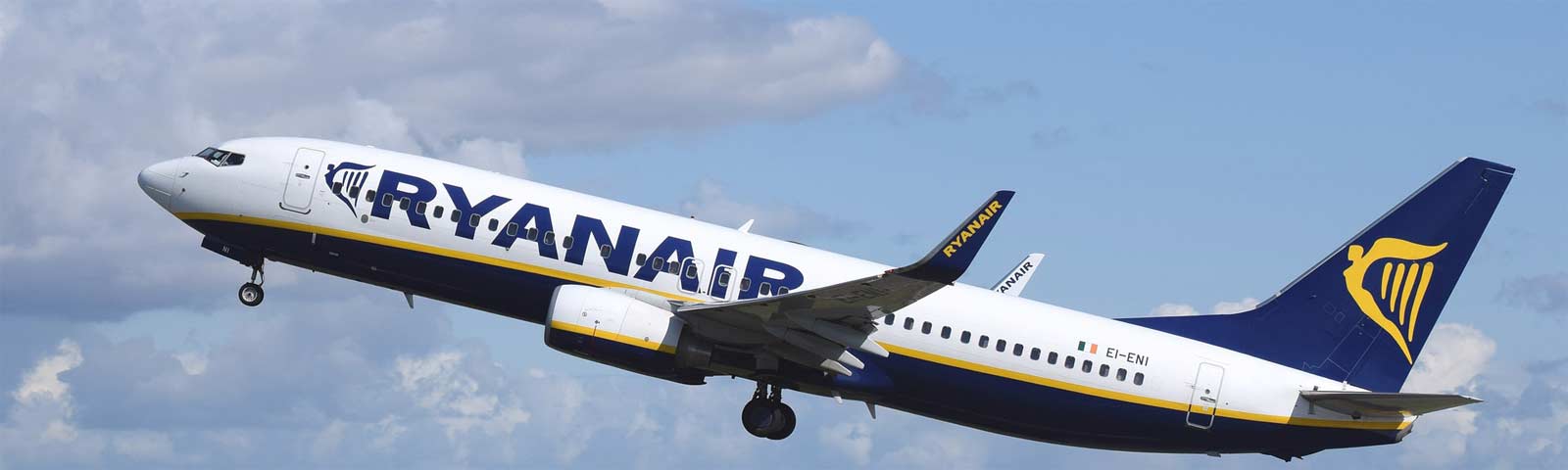 aereoplano ryanair in decollo